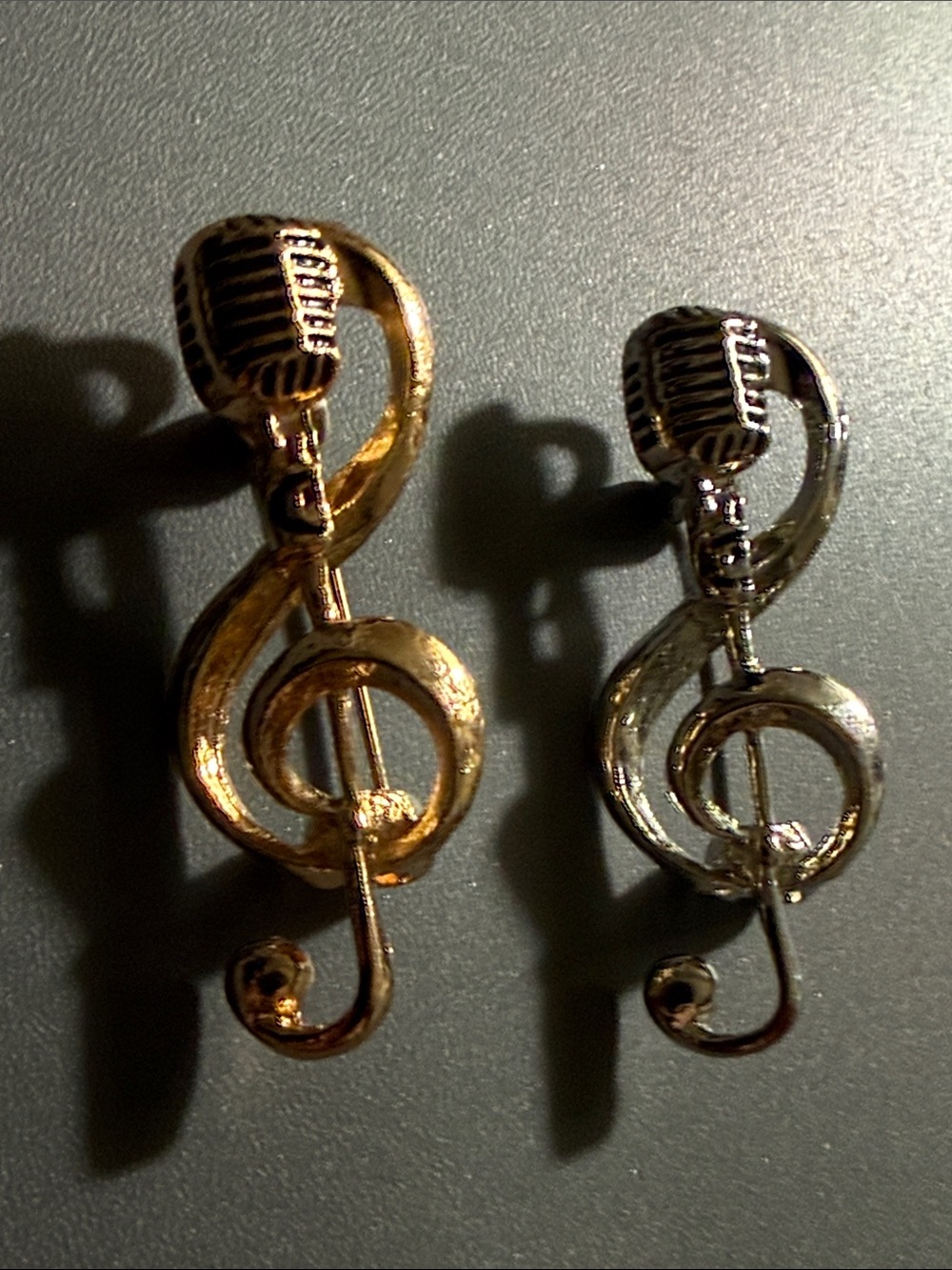 Retro Microphone, G Clef Brouch. Unisex (2)